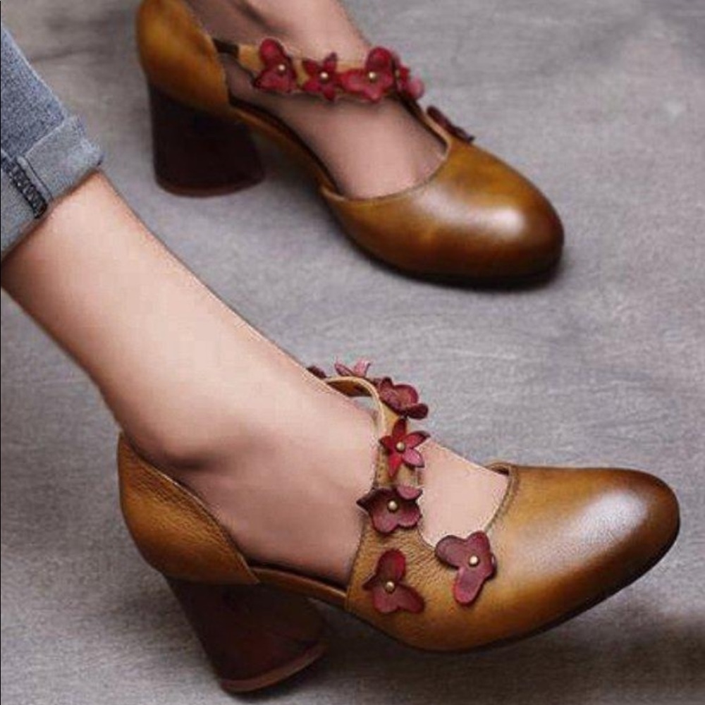 FLOWER ROUND TOE CHUNKY HEEL size 7.5